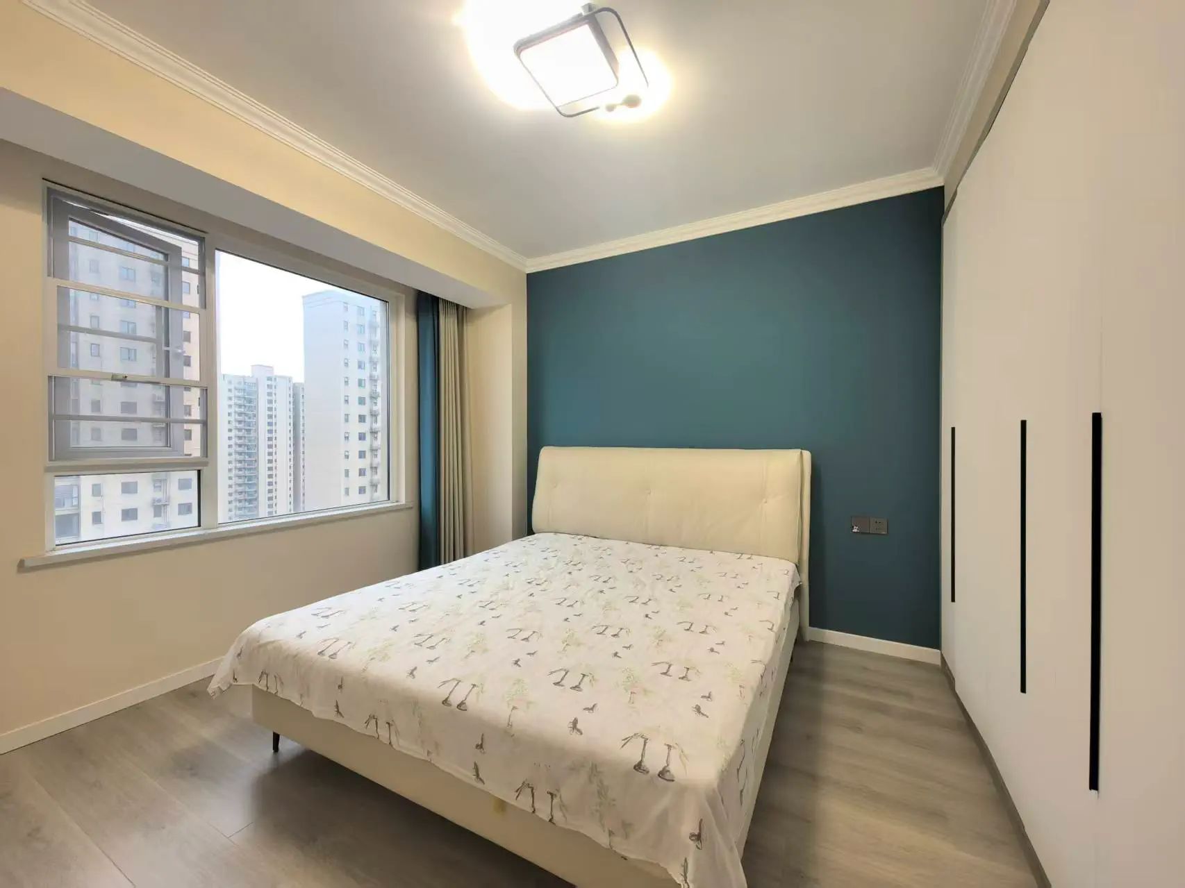 仙桃满庭春3室2厅1卫全新精装修，只住了几个月两证满2年优价出售！