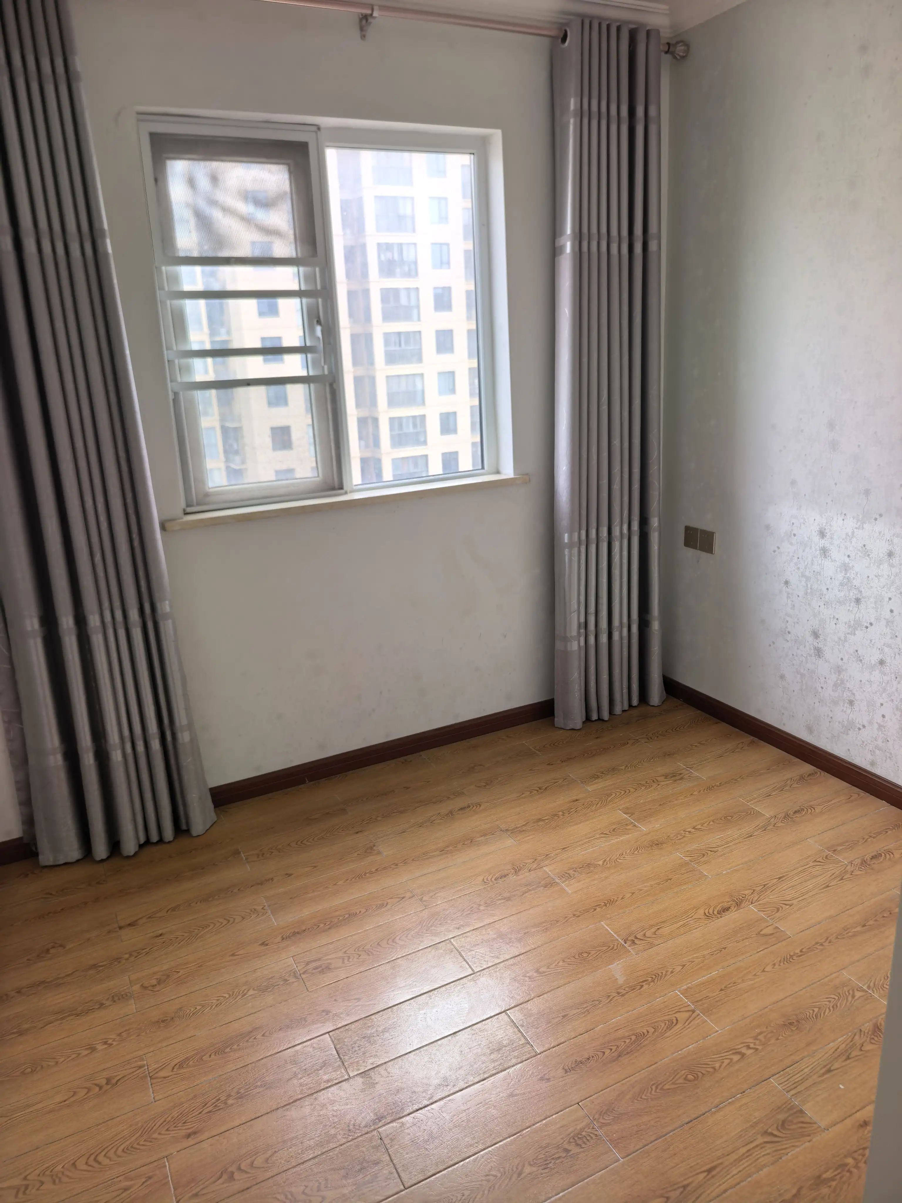 满庭春3室2厅2卫户型方正南北通透前后阳台精装修保养完好！优价出售！居家理想选择！