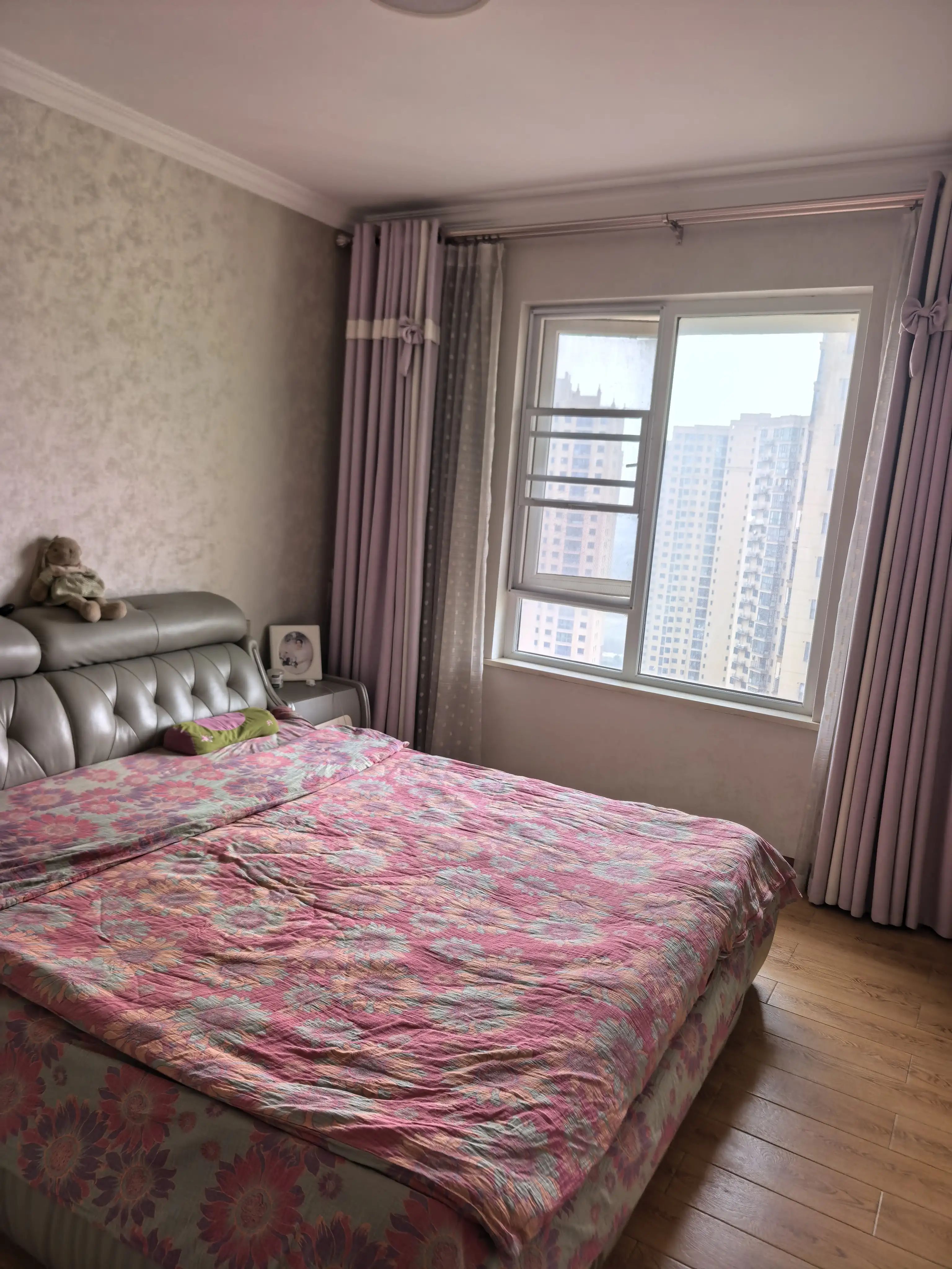 满庭春3室2厅2卫户型方正南北通透前后阳台精装修保养完好！优价出售！居家理想选择！