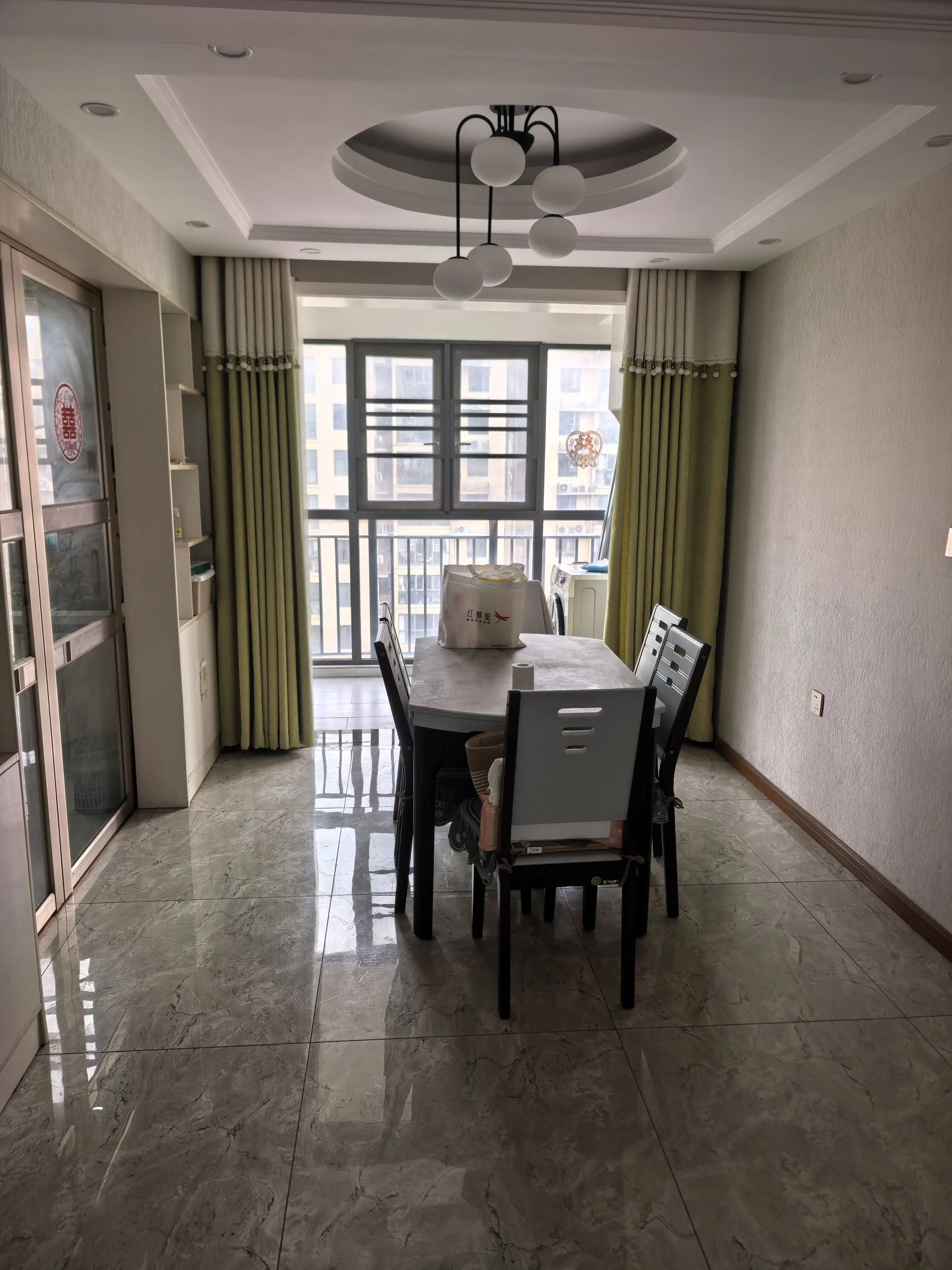 满庭春3室2厅2卫户型方正南北通透前后阳台精装修保养完好！优价出售！居家理想选择！