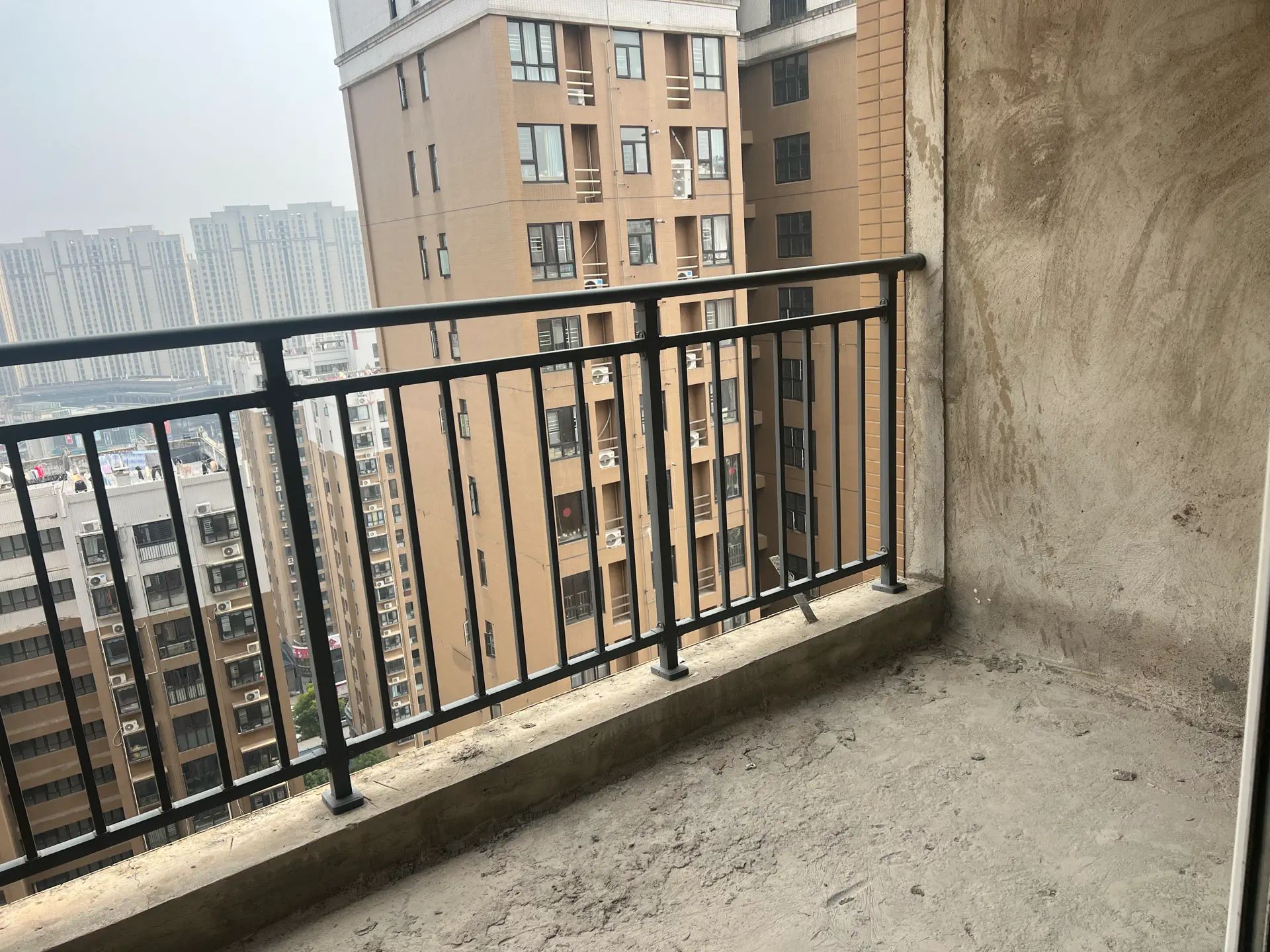 仙桃沔阳公馆3室2厅2卫全新毛坯房户型方正三开间朝南，