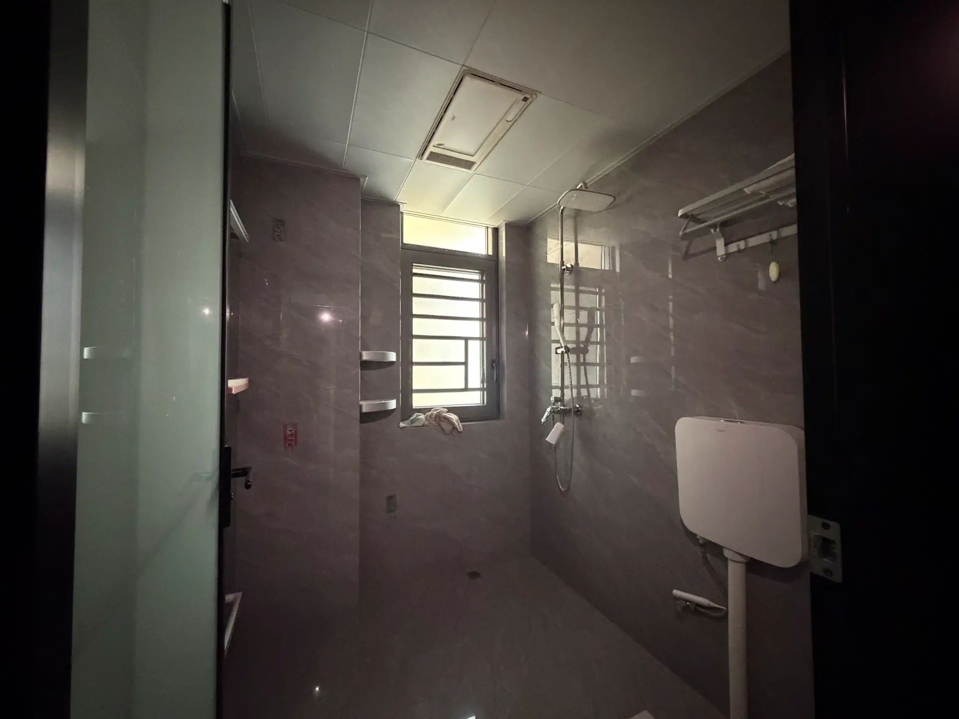 新城壹号新街，3室2厅1卫全新精装修没有么住过，优价出售！