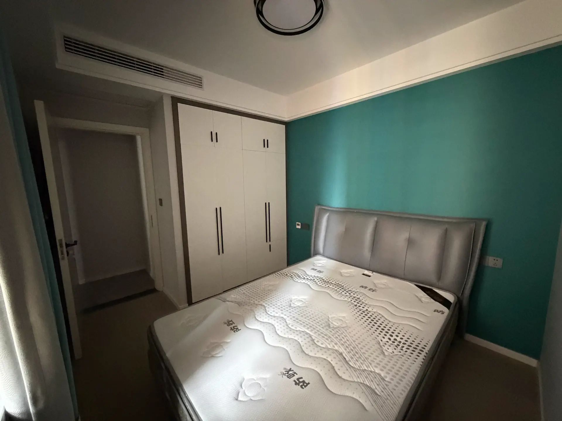 新城壹号新街，3室2厅1卫全新精装修没有么住过，优价出售！