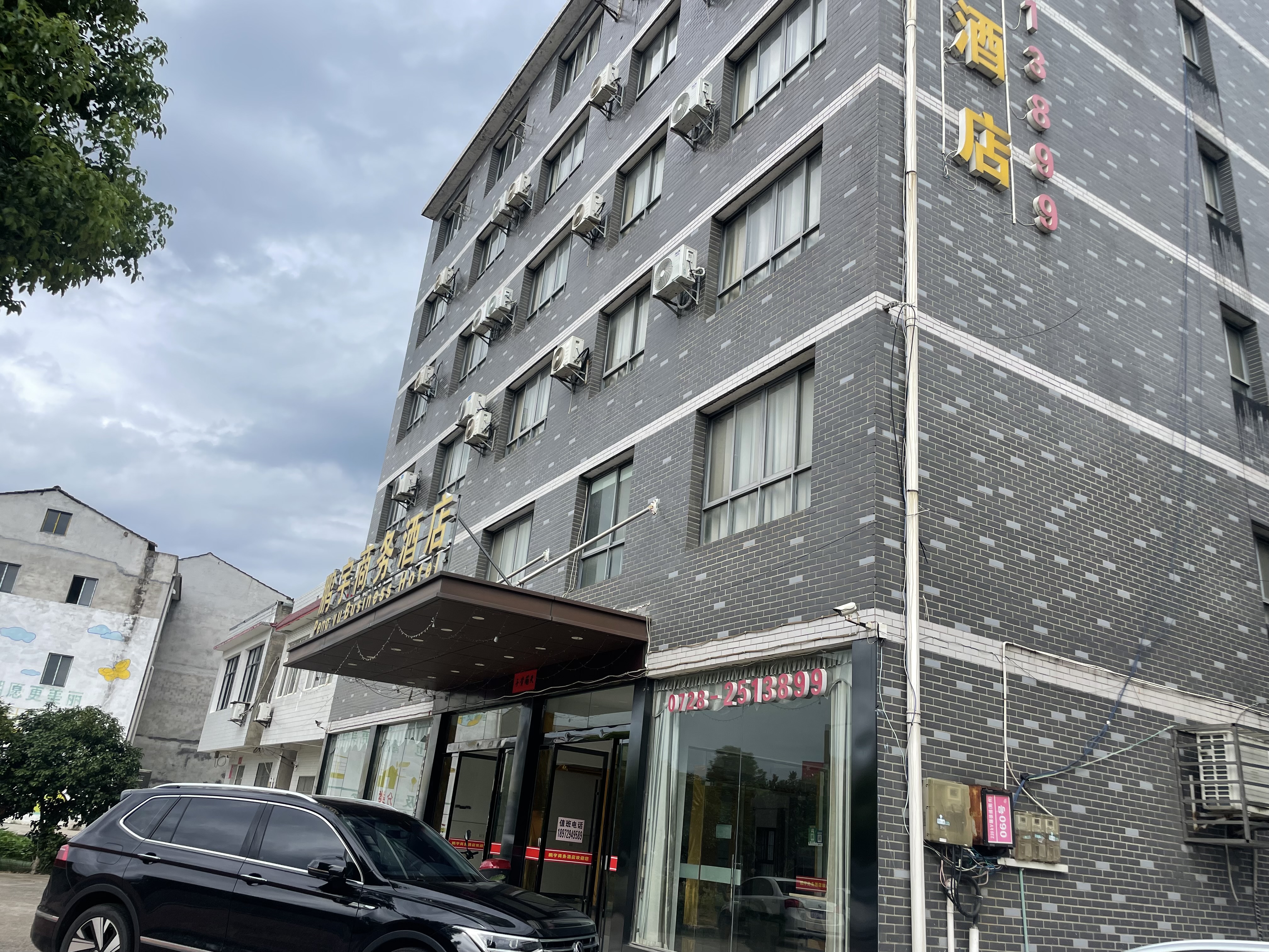 仙桃长埫口镇临街私房整栋出租建筑面积共2000平左右，门口有出场好停车，后面有大院子。