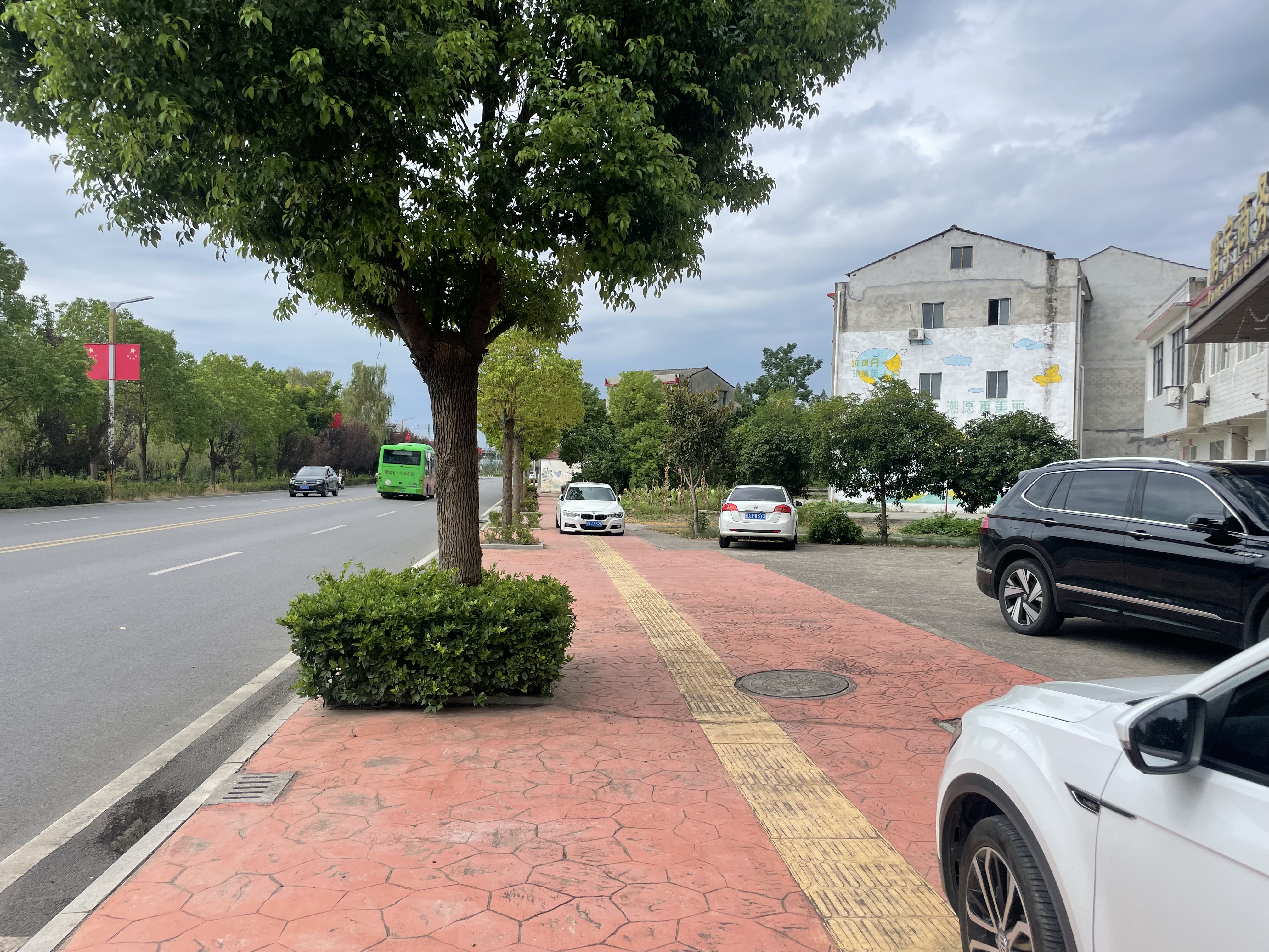 仙桃长埫口镇临街私房整栋出租建筑面积共2000平左右，门口有出场好停车，后面有大院子。
