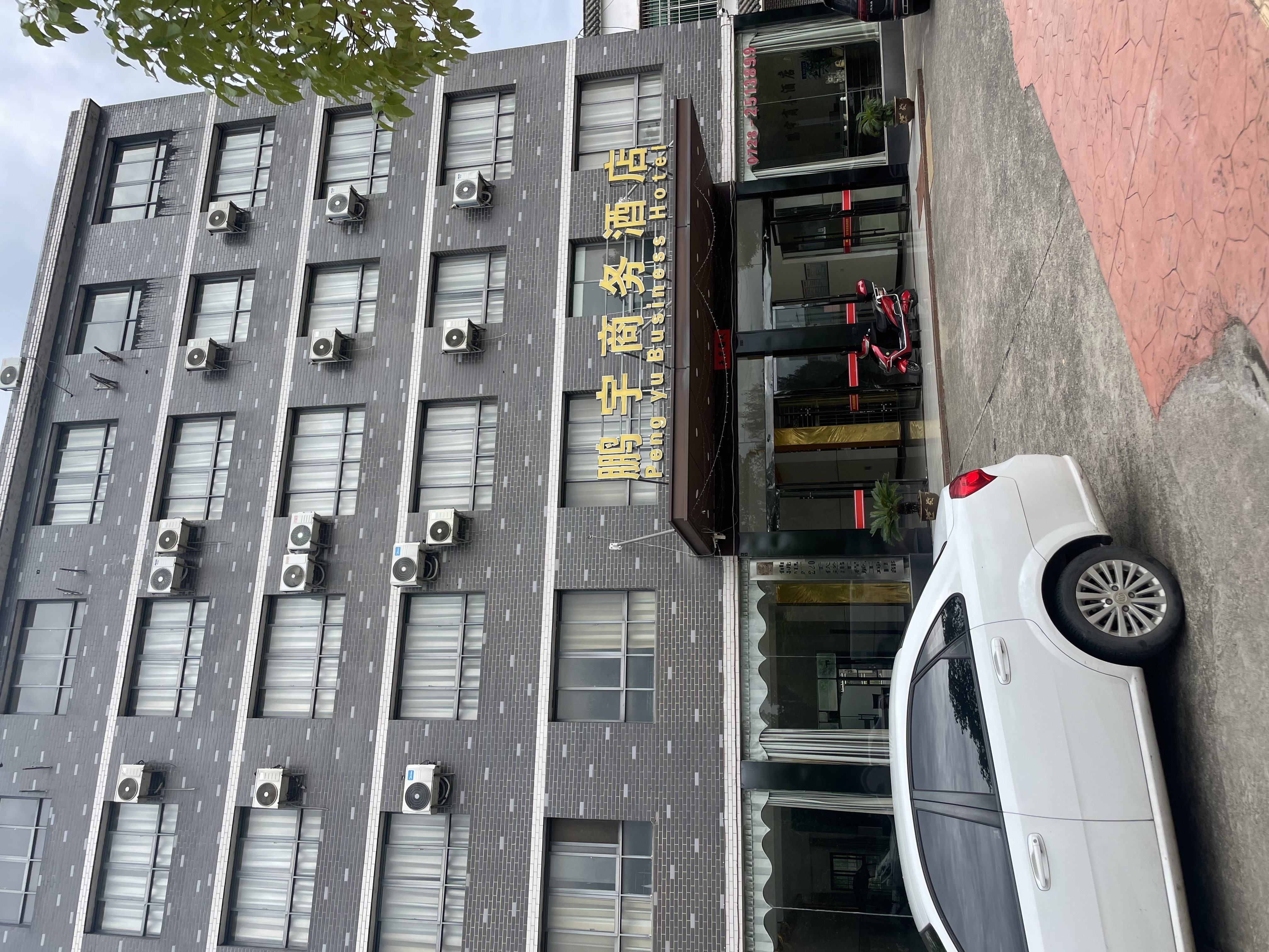 仙桃长埫口镇临街私房整栋出租建筑面积共2000平左右，门口有出场好停车，后面有大院子。