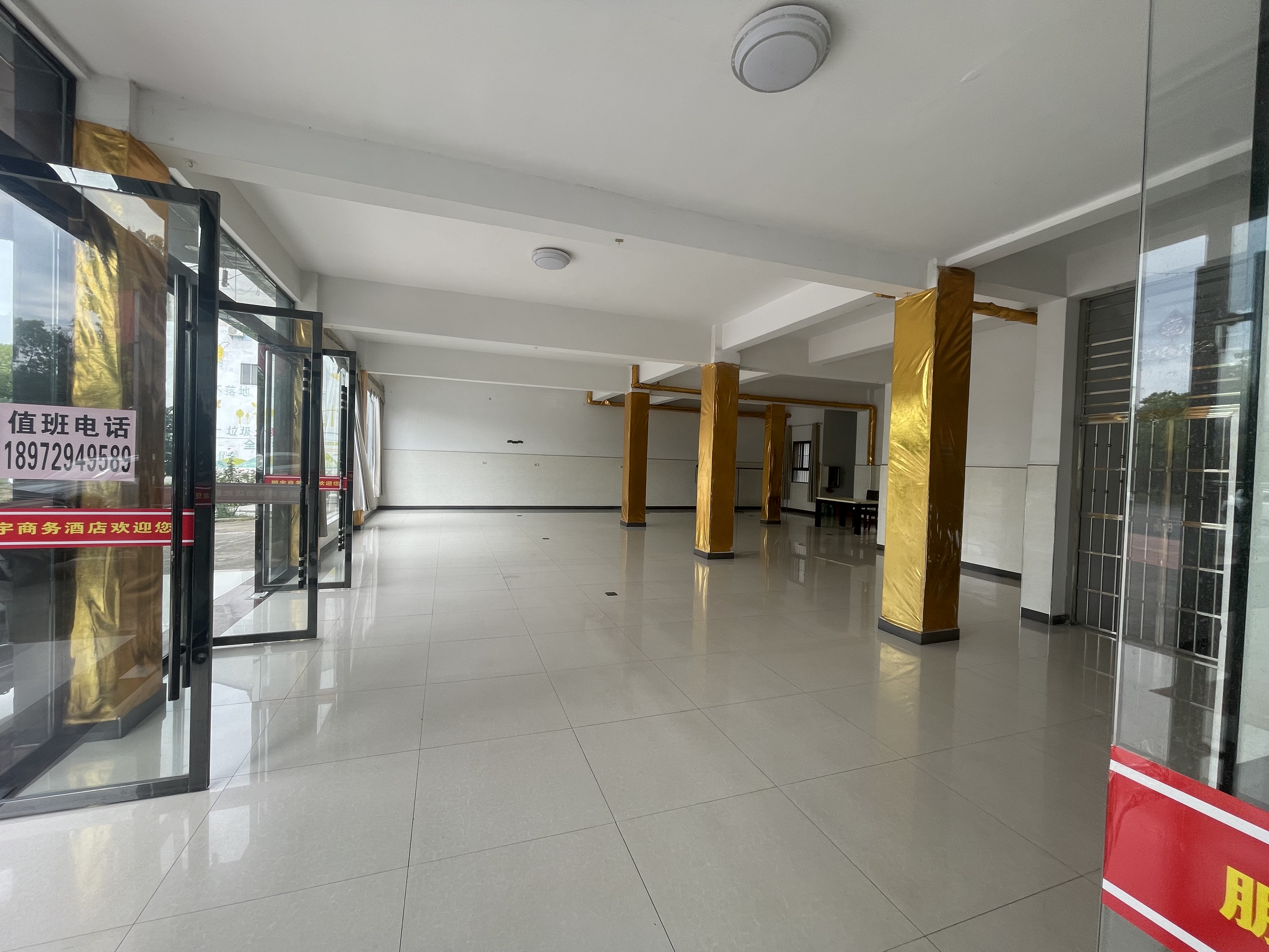 仙桃长埫口镇临街私房整栋出租建筑面积共2000平左右，门口有出场好停车，后面有大院子。