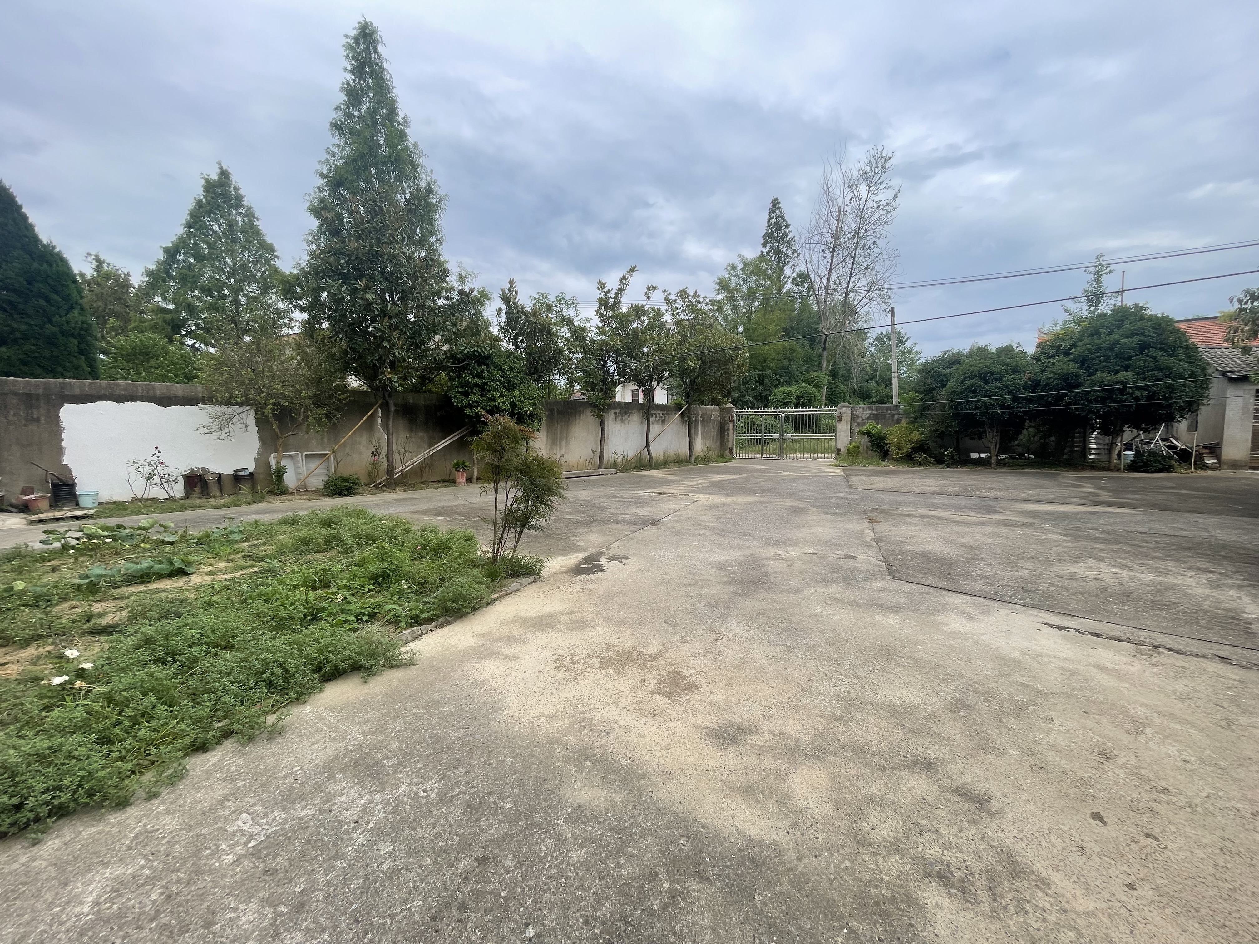 仙桃长埫口镇临街私房整栋出租建筑面积共2000平左右，门口有出场好停车，后面有大院子。