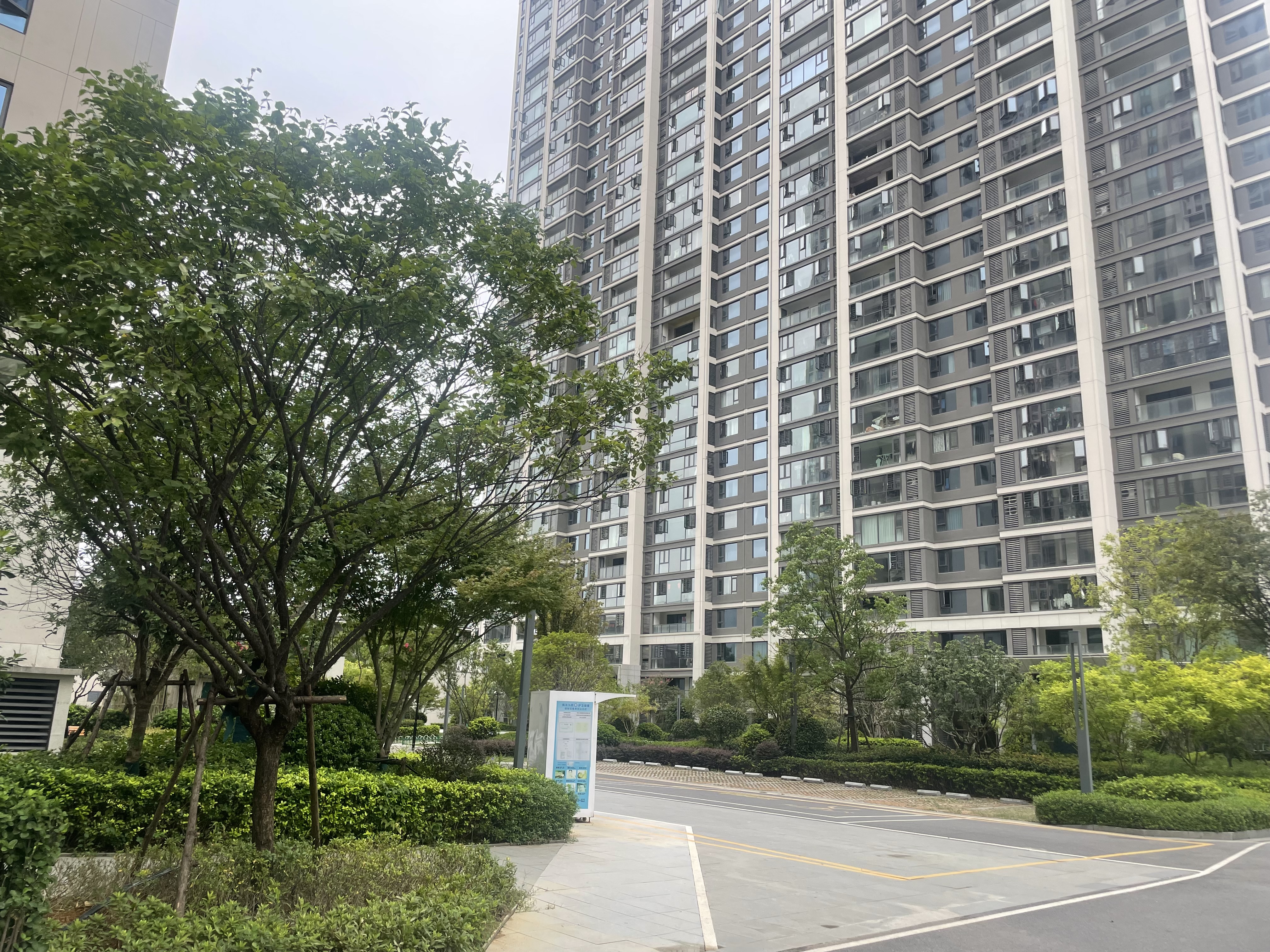 翡冷翠3室2厅 全新毛坯房，没有动过 优价出售！