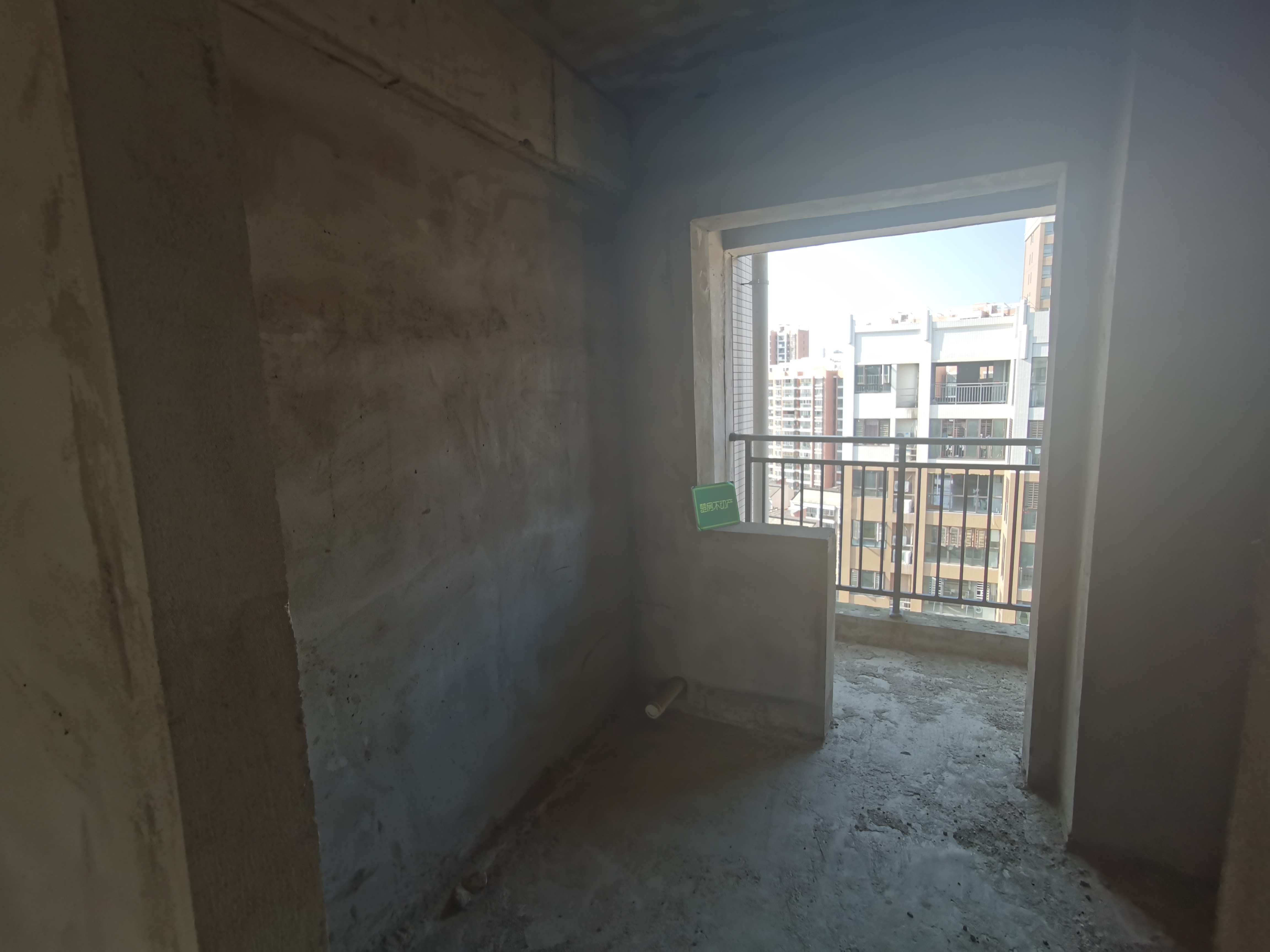 沔阳公馆毛坯四房，三面采光，通风视野俱佳，看房方便