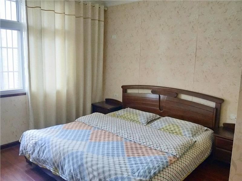 永兴小区，三房两厅两卫，室内装修精美，证满两年，看房方便，周边配套完善