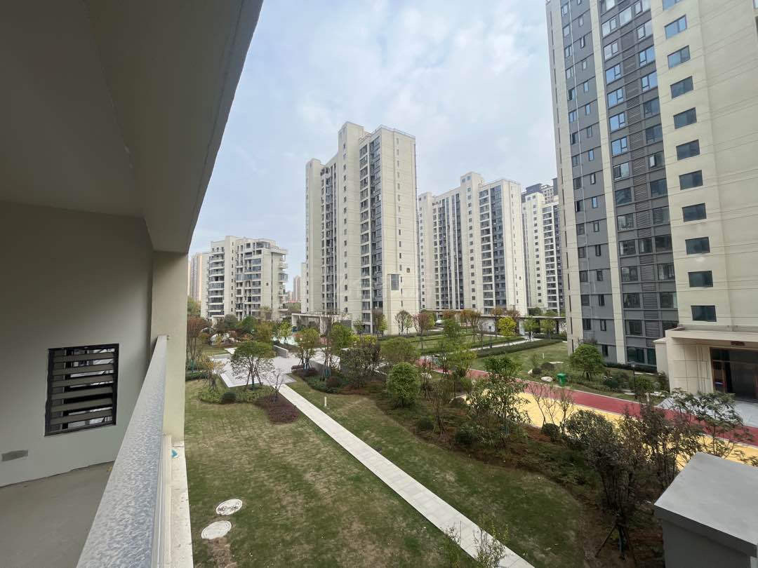 225，降价了，捡漏，蓝天花园，业主急卖！现房！小高层一梯一户南北双阳台，3开间朝南，