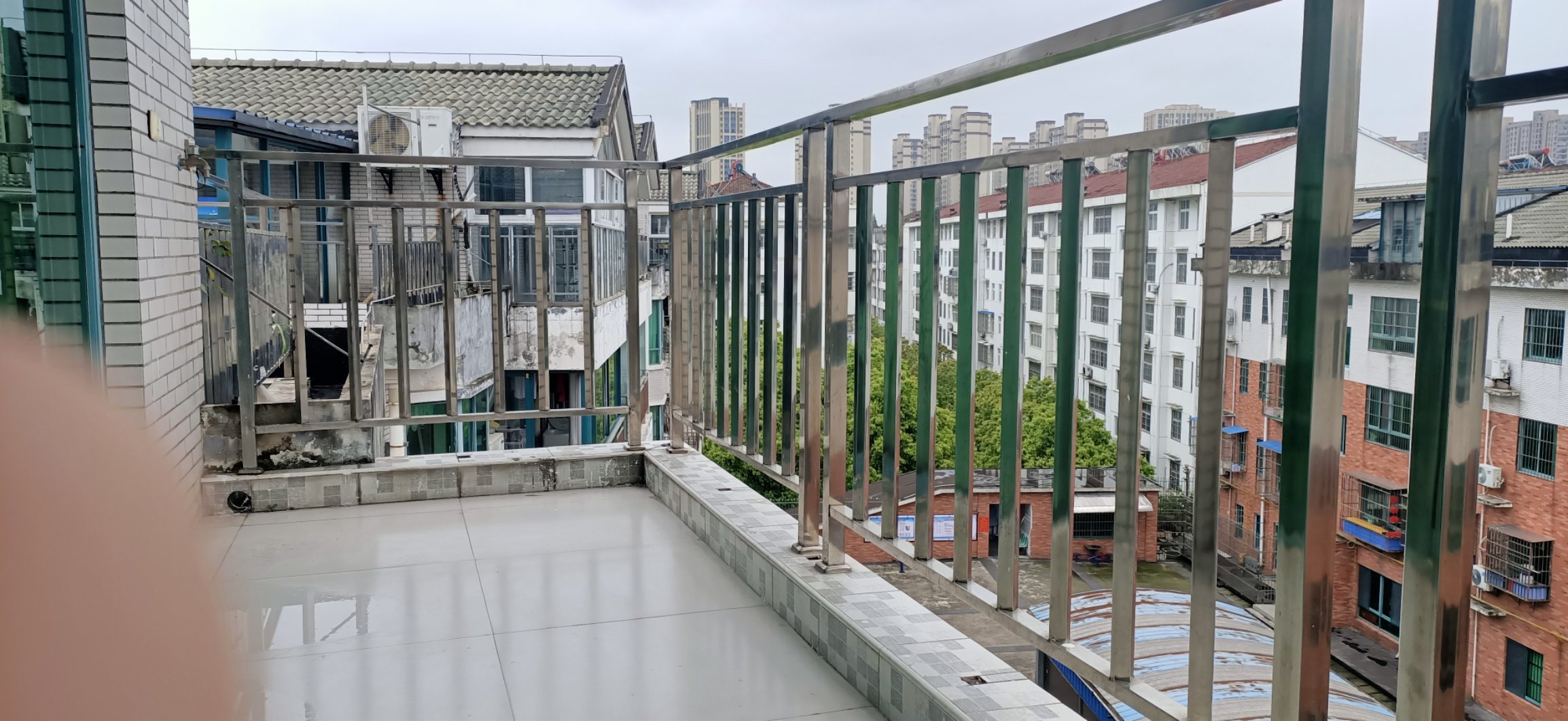 青青家园顶楼送超大露台，三室两厅两卫，小区环境好