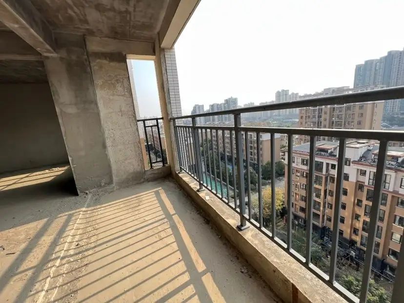 城南，沔阳公馆，小高层，1梯2户，单价3800，毛坯3房2卫，证满二