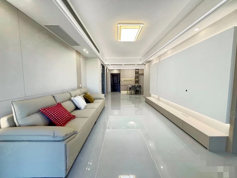 城南，南国明珠，精装三房，证满二，全新装修，中间好楼层，