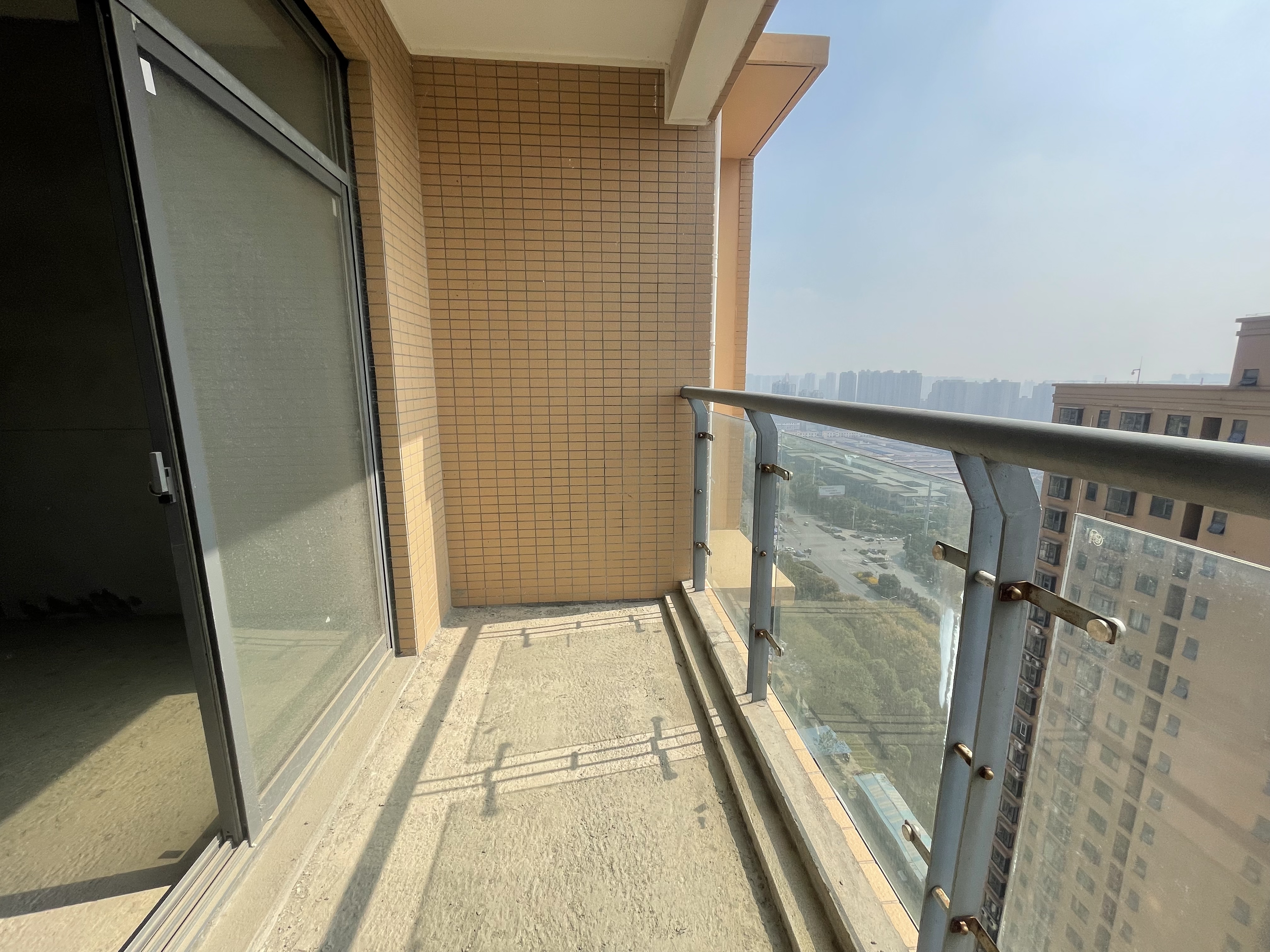 紫润尚城.毛坯大两房.户型方正.采光.视野好.看房方便.比新房价都低