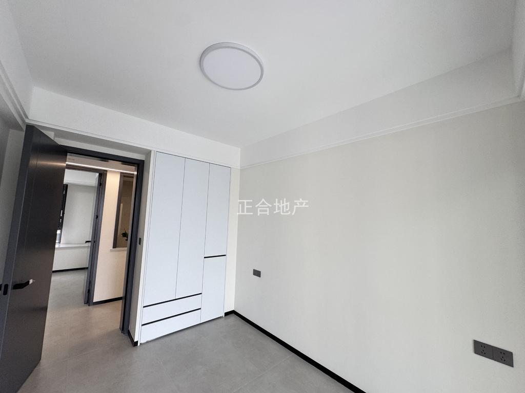 诚心出售，风和日丽，全新装修，电梯好楼层13楼，证满二，南北通透