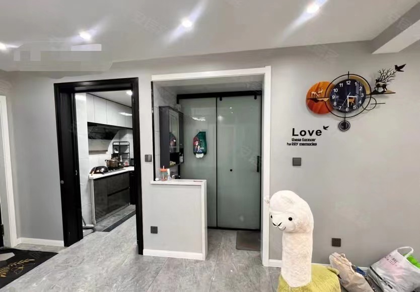 72，业主诚心出售，全新装修三房，上新二中，二小，叫育无优