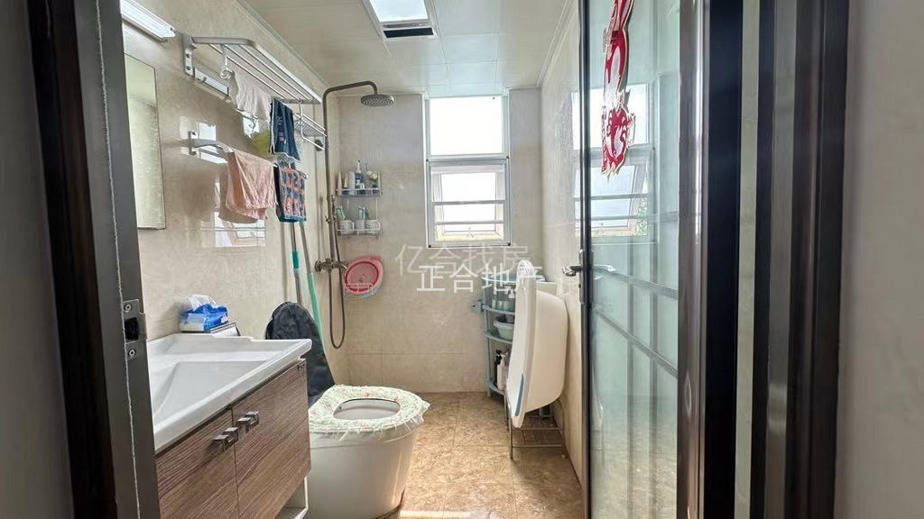 房东急售，满庭春，供暖房，东边户精装修大三房，南北双阳台，采光好