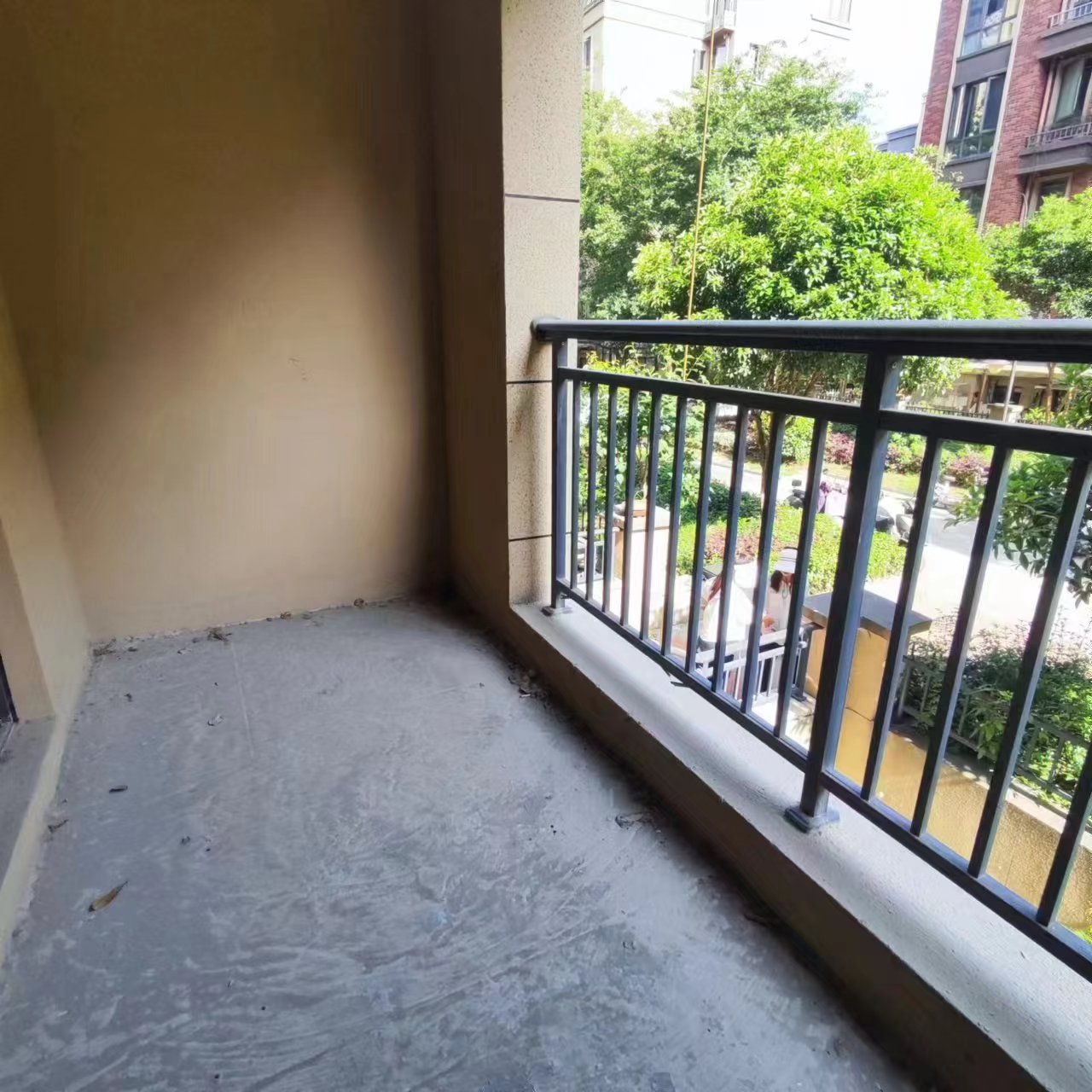 绿地香格里拉.毛坯复式带院子.带20平车库.看房方便