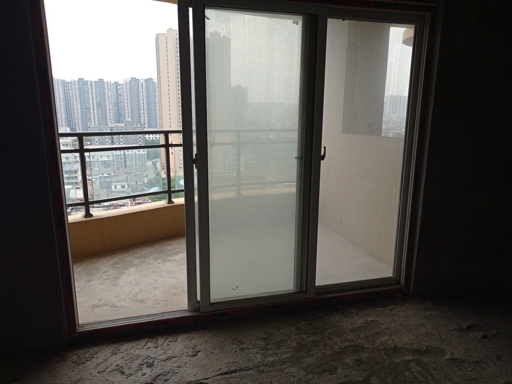 公园旁的家城东公园世家135平毛坯4房76万证件满二有钥匙 看房单价才5600要的速度