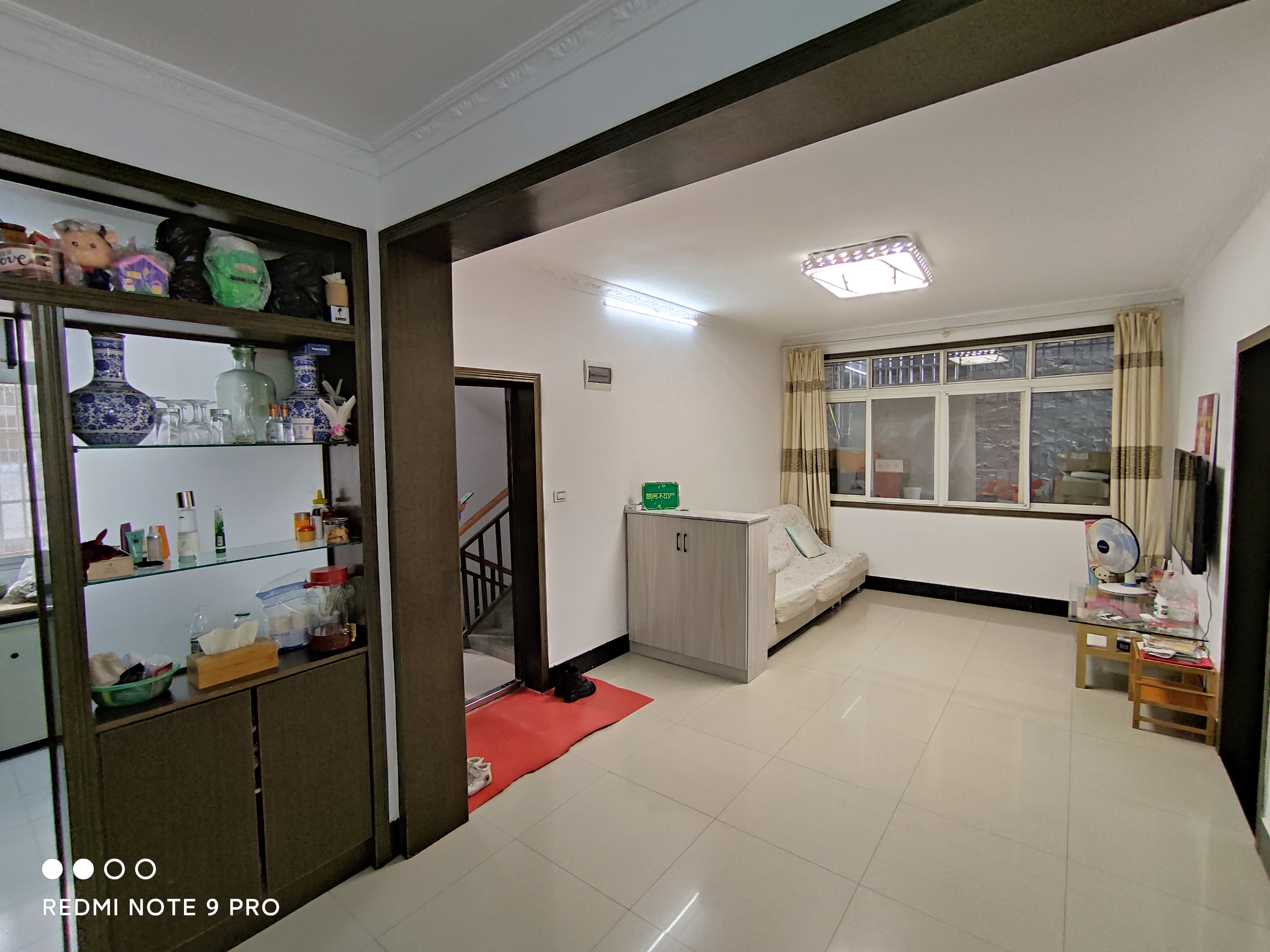 红运小区 步梯好楼层 超短房龄 有院子可以停汽车 电动车 可按揭贷款付三成