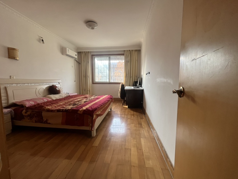 捡漏，武商旁边，精装大四房136平，有证，一口价25万