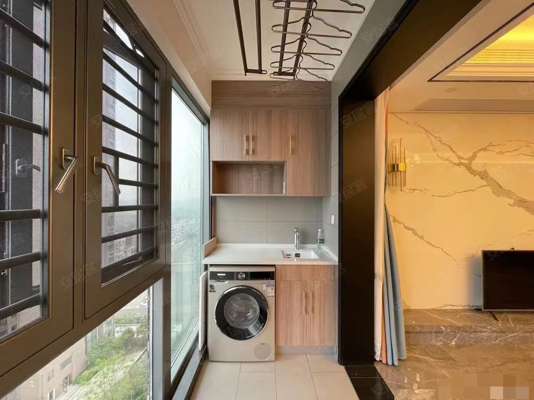 49，城南新三中旁，全屋定制衣柜➕左右沙发，全新精装三房，证件满二，中间楼层