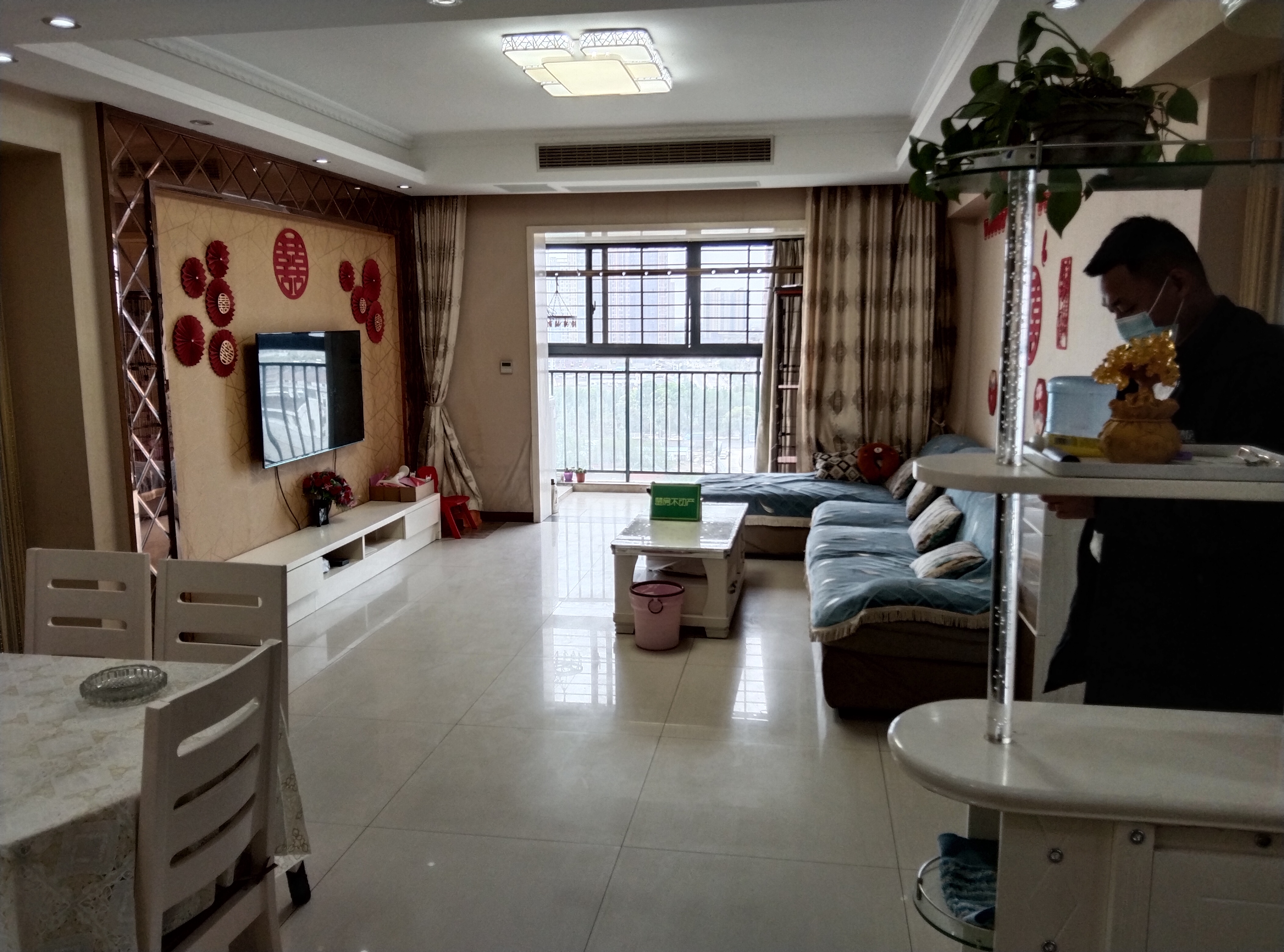 东城国际中间楼层三开间朝南中间好楼层彩光好的不得了满五wei一业主诚心出售