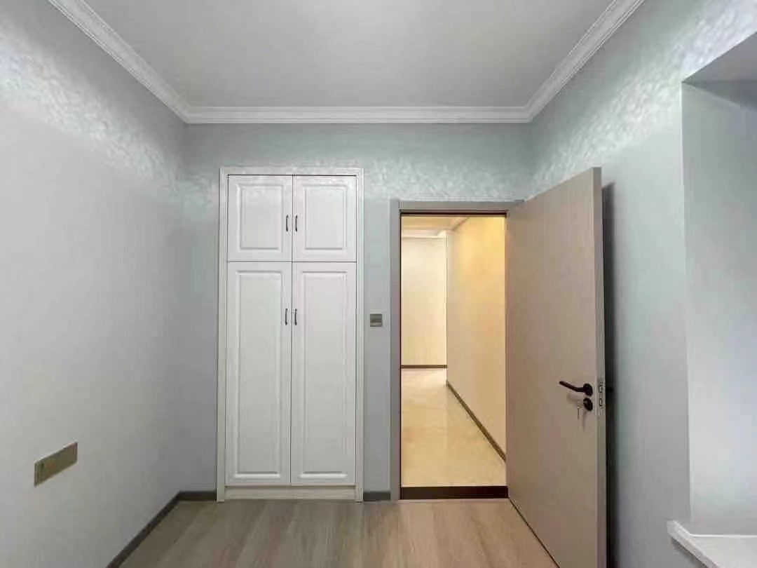 亏本出，一中对面，和合国际城，精装3房两厅2卫，优价出售！证满二