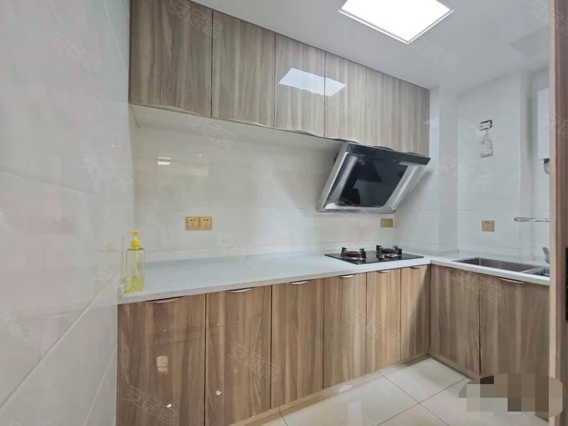 新二中旁，森林国际，电梯边户，装修成色新，带个露台，房东诚心出售！