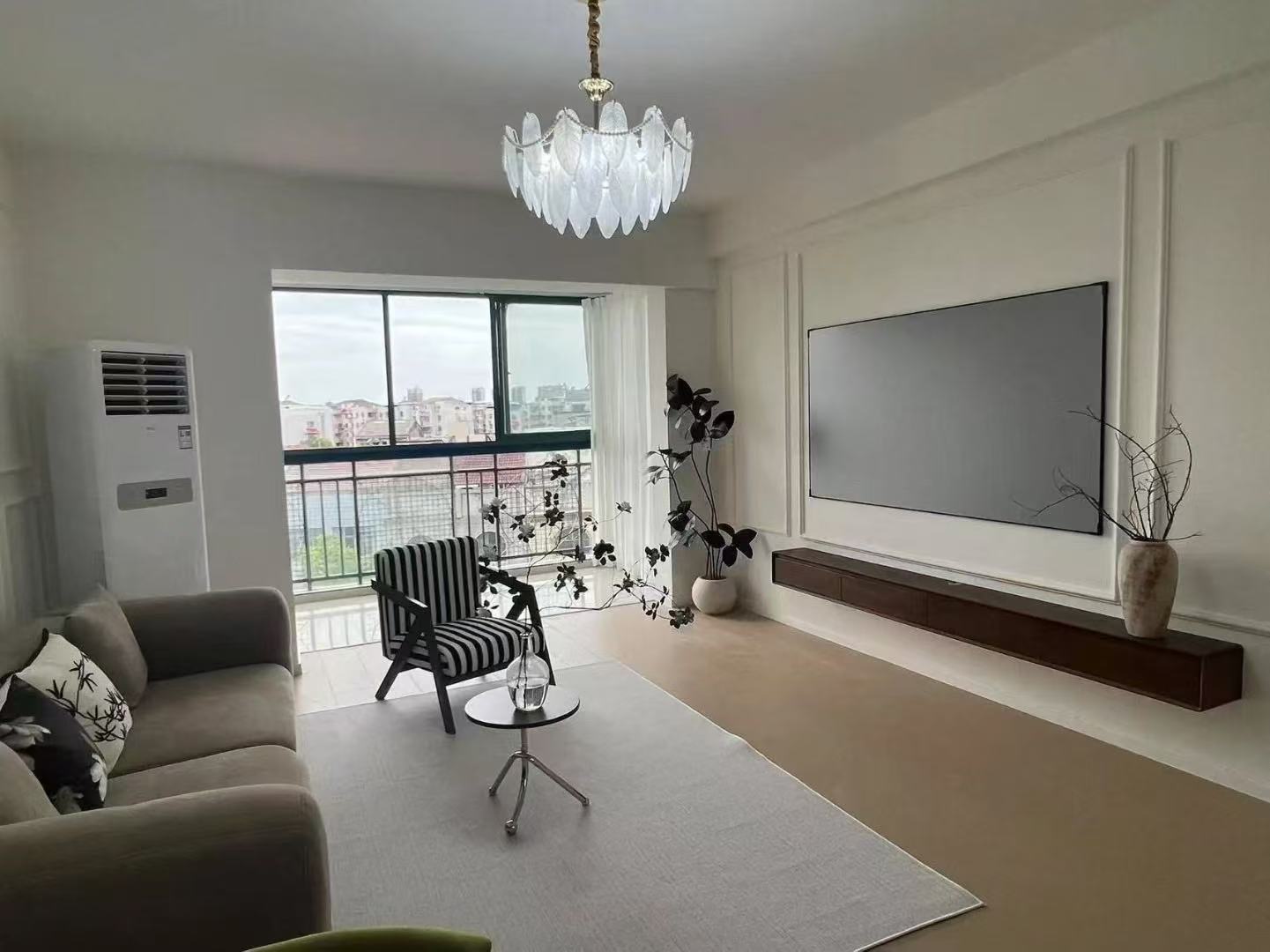 降价了，捡漏，步行街附近,电梯5楼，单价4600，精装三房二卫，实验二小