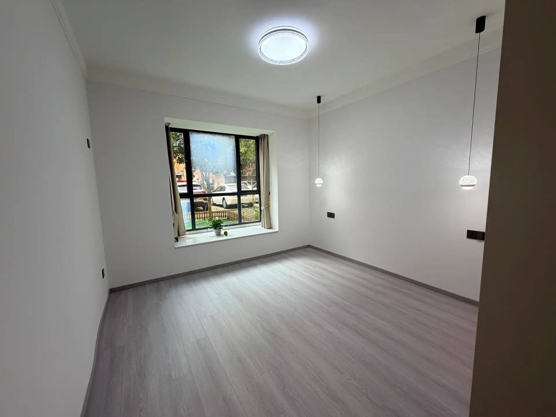 沔街上，紫金城，南向带院子，精装3房2卫，单价4千多，证满二