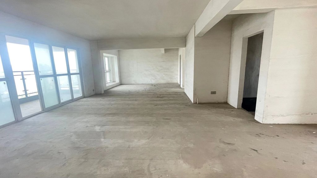 福星城.毛坯三房.还送超大阳台.看房方便