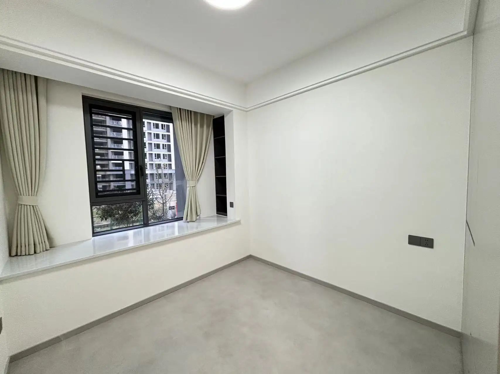 风和日丽，双书包，精装四房二卫，带车位，全新装修，证满二