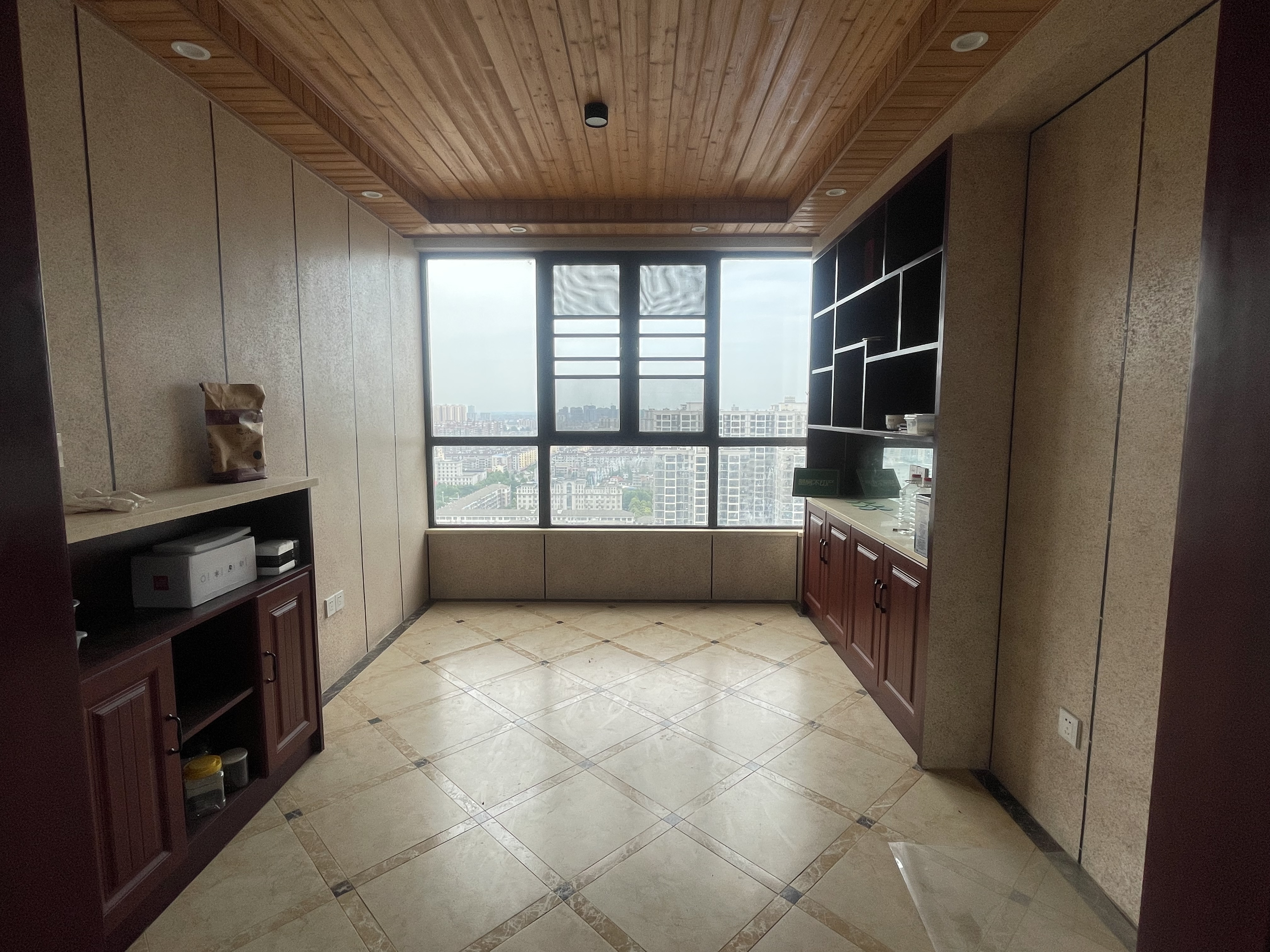 颐和公馆.菜场.大三房.实木装，中央空调.南北通透.满二