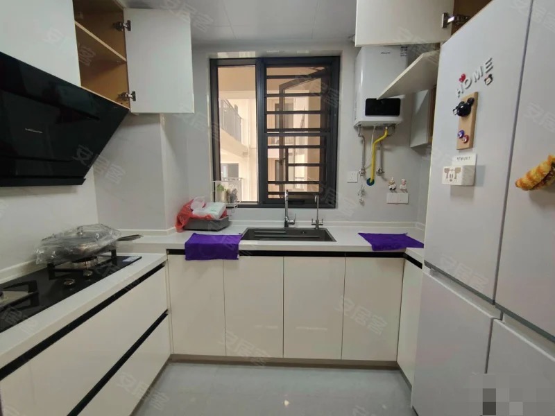 城南，吾悦华府，精装修三房二厅二卫，房东急售，好楼层，大阳台，拎包入住