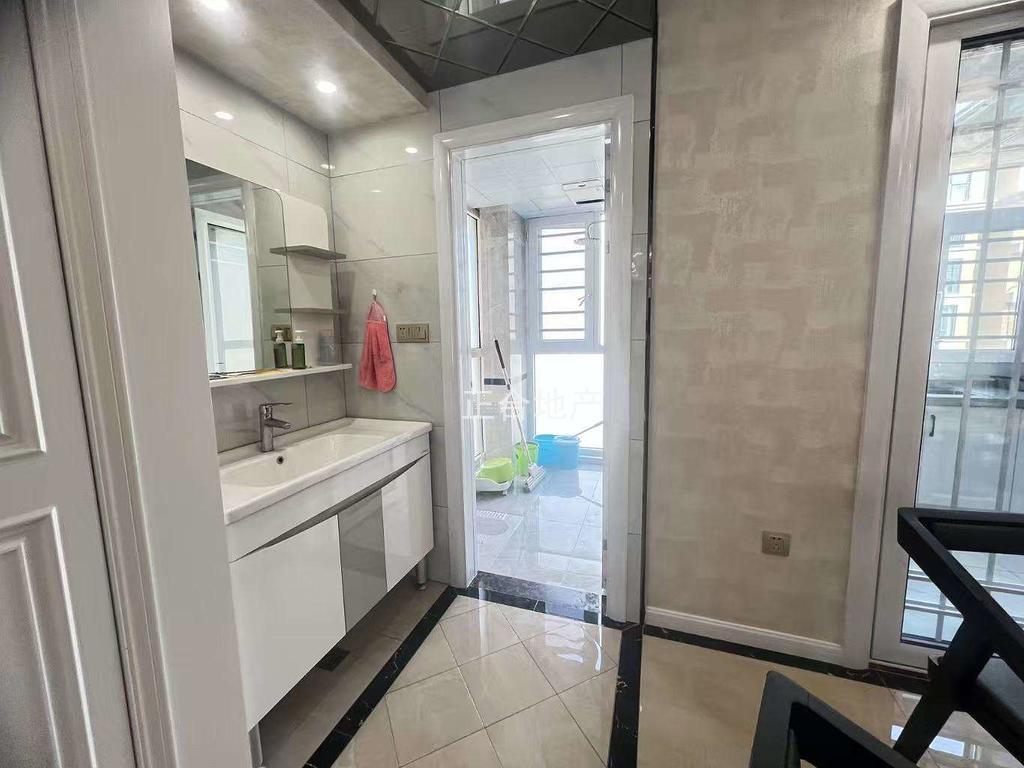 沔阳公园旁，新城壹号五期，电梯小高层。精装4房2卫，好楼层，房子在7楼，成色新，