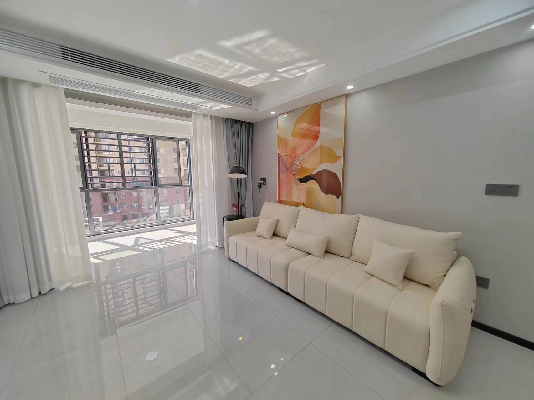 业主亏本出，精装三房，成色新，中间楼层，采光好