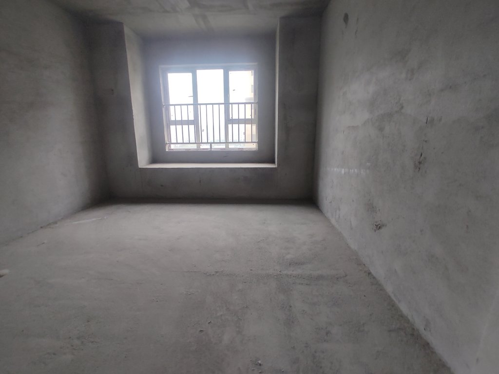 新城名都.城南人车分流的小区.毛坯大四房.南北通透超大阳台.看房方便