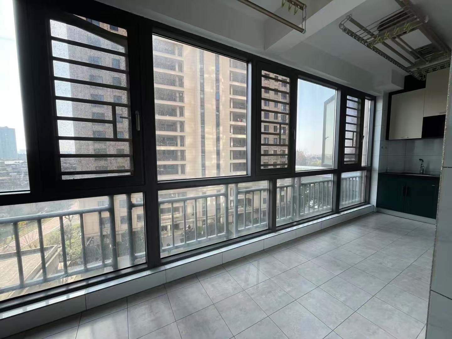 城西，祥生观澜府，江景精装大四房，东边户，送车位送储藏间，家具家电齐全拎包入住，4开头