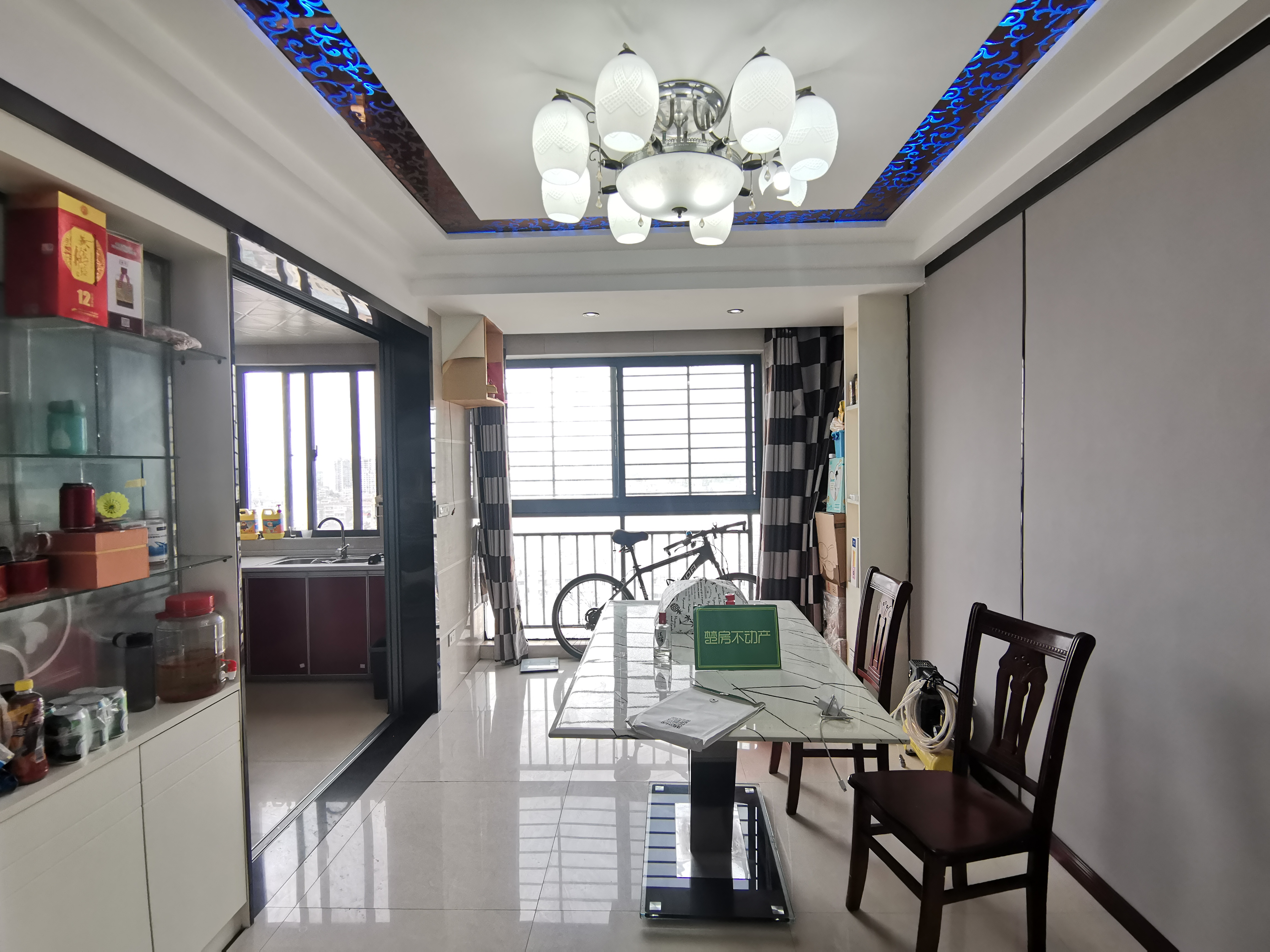 御景名邸精装三房两卫，中间好楼层，家里保养的非常好，户型通透诚意出售