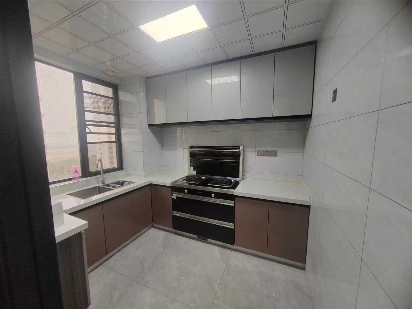 175，荣怀，电梯小高层，2梯2户，精装三房，9.9新，好楼层，证满二，南北双阳台