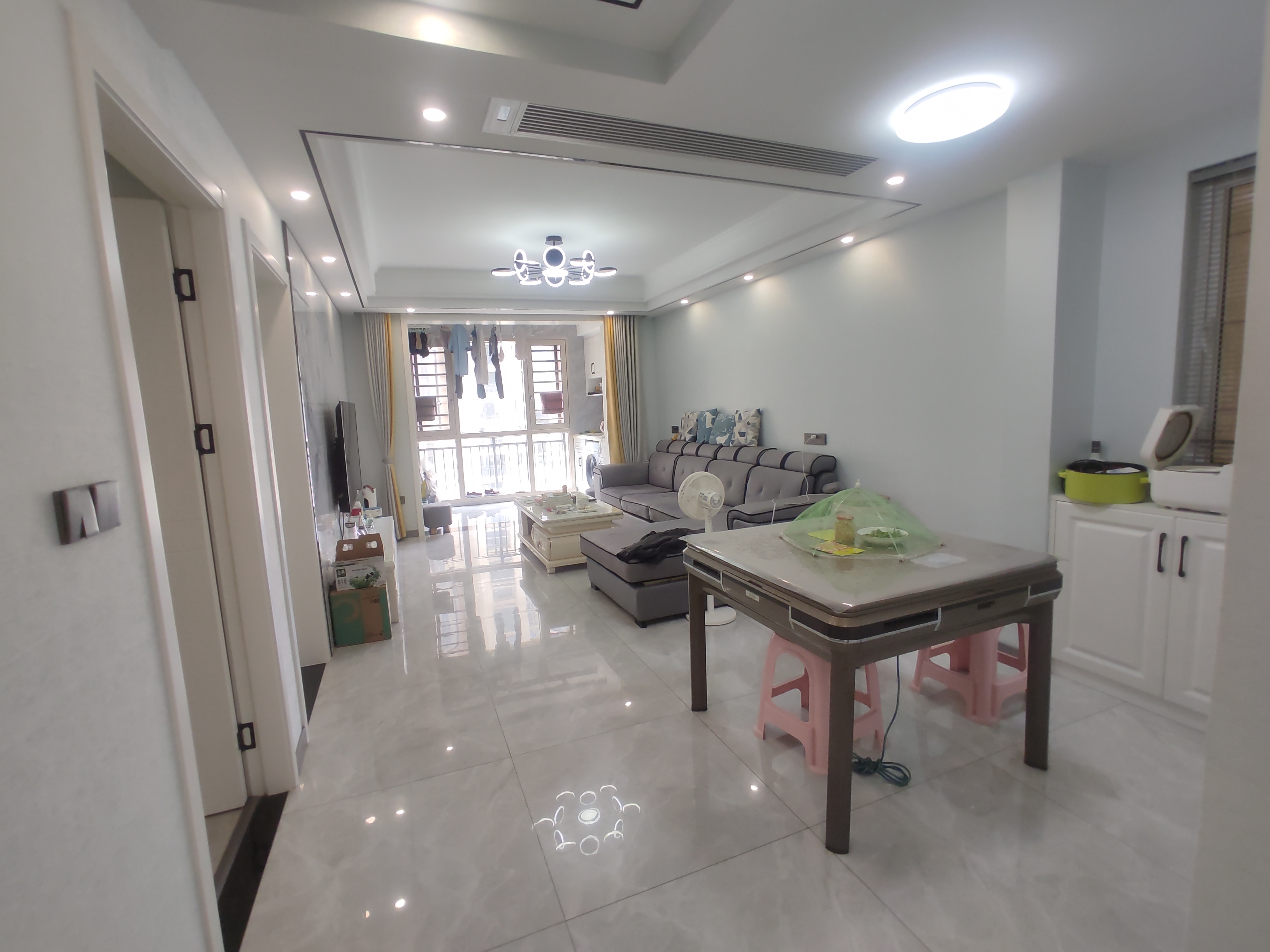 蓝天新城.精装三房两卫.房子成色新.小区环境好.证件满二.看房方便