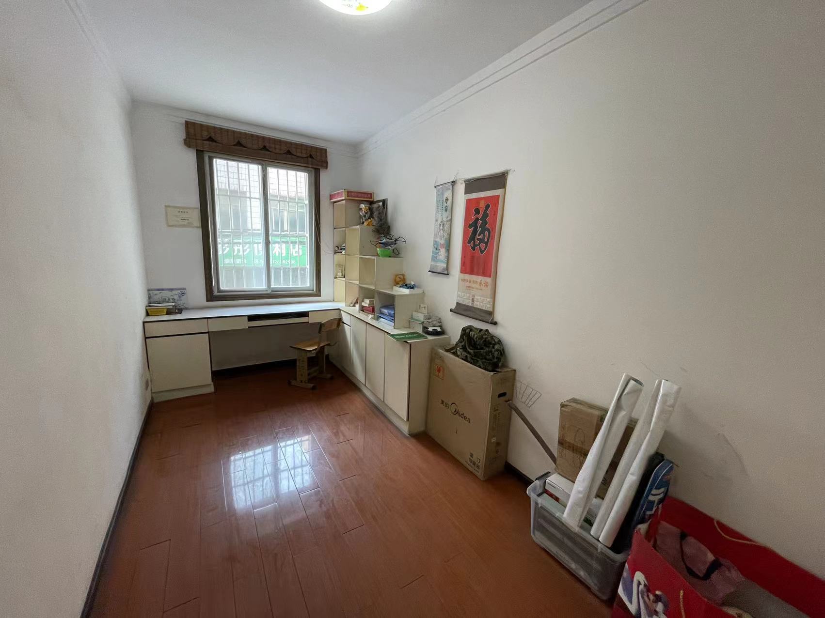 环球附近，钱沟上坡，步梯架空一楼，精装修四房，楼龄新，格局好