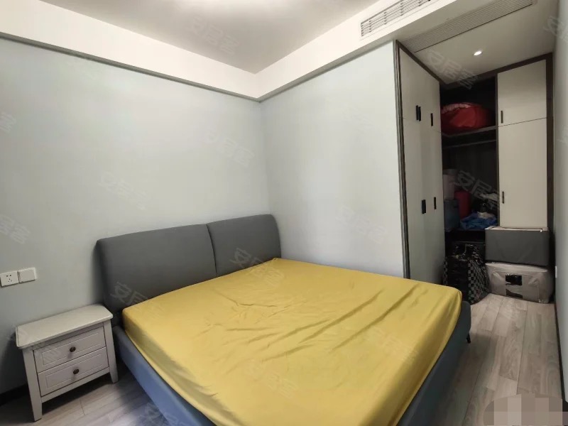 224，绿地香格里拉，电梯洋房，一梯两户，中间楼层精装3房2卫，9.9成新领包入住