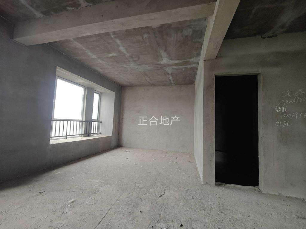 城南，新三中旁，元泰未来城，超大转角阳台，大平层，单价4800，送车位一梯一户,