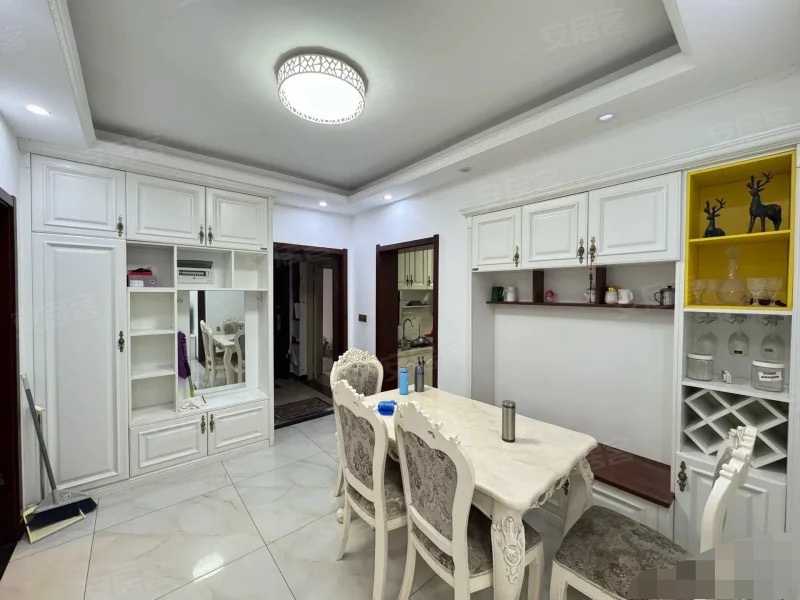 324，亏本出售，城南，元泰未来城，精装三房，9成新，中间楼层，证满二