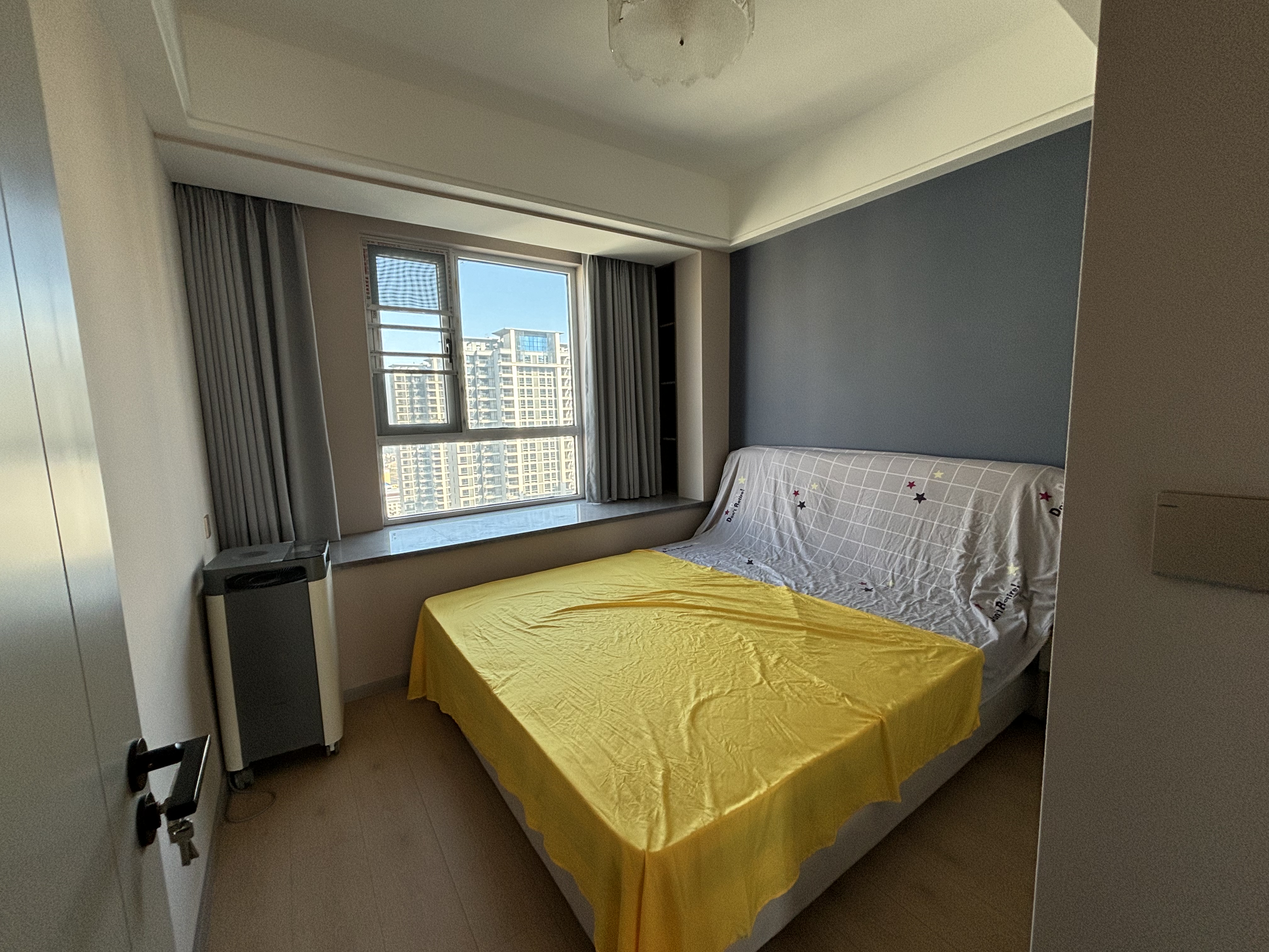 风和日丽.全新品牌装修三房.出门就是學笑.看房方便