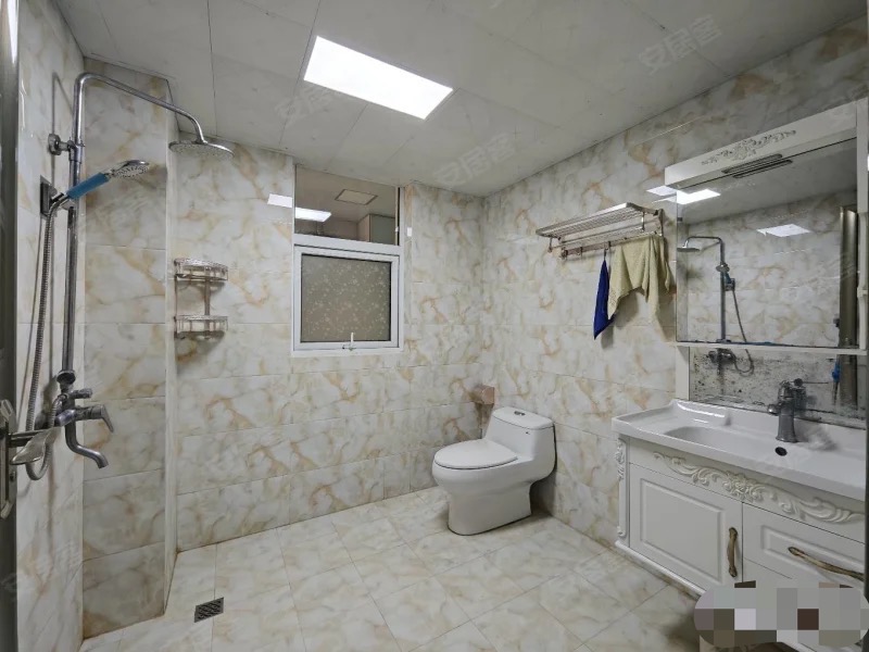 降价了。城南，元泰未来城A区，单价5372，精装三房3房2厅1卫，中间楼层，沔阳xiao学元泰三中,吾悦广场旁